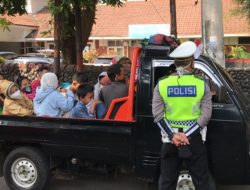 Polisi Larang Kendaraan Bak Terbuka Angkut Wisatawan