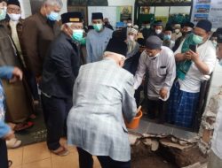 Ketua MUI Kota Bandung Meletakkan Batu Pertama Pembangunan Masjid Al-Ikhlash