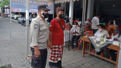 Pastikan Keamanan, Bhabinkamtibmas Polsek Denpasar Barat Jaga Atensi Kegiatan Vaksin Booster