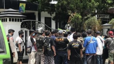 Sopir Angkot Sukabumi Demo di Gedung Dewan Protes Trayek