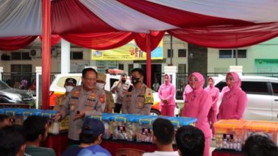 Kapolda Jabar Bagikan Ratusan Paket Sembako Kepada Para Sopir Angkot Di Kecamatan Cidahu