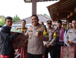 Dalam Operasi Lodaya 2023, Kapolres Sukabumi Berikan Hadiah Kepada Warga Taat Pajak