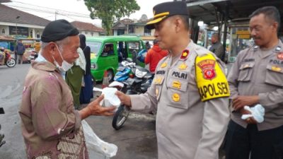 Polsek Cisaat Sukabumi, Lakukan BATASA, Bagikan Puluhan Bugkus Takjil