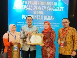 Wakil Presiden RI Serahkan UHC Award 2023 Kepada Pemerintah Kota Sukabumi