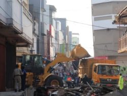 Aparat Gabungan Lakukan Penertiban Pedagang Di Jl. Julius Usman dan Pasar Ciwangi