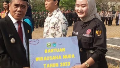 Wakil Bupati Ardani Serahkan Penghargaan UMKM Berprestasi Kepada UMKM Sriwijaya Indonesia