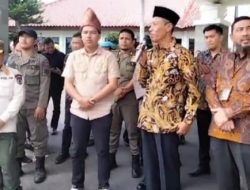 Bupati OKI, Sambut Hangat Massa Aksi Demo Di Halaman Kantor Pemerintahan Daerah