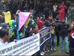 VIDEO: Tuntut SPH, Ratusan Massa gelar Demo di Depan Kantor Perkebunan Tugu Cimenteng – Lengkong