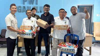 Tebar Berkah Jelang Idul Fitri, PWI Ogan Ilir Bagikan Paket Sembako dan Minuman pada Anggota