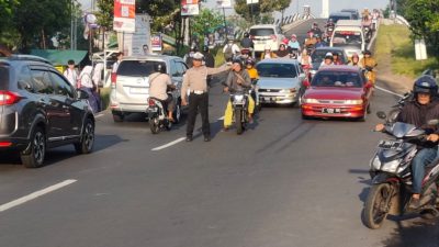 Polsek Banjar Tampatkan Personill Didepan Sekolah Dalam Rangka Pelayanan Jam Sibuk Pagi