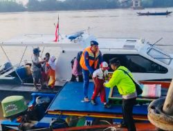 Jembatan Runtuh, Kapal Satpolairud Polres Muba Sigap Membantu Seberangkan Warga dan Anak Sekolah