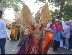 Meriah, Warga OKI Tumpah Ruah ke Jalan Saksikan Pawai Kemerdekaan