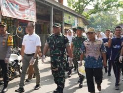 Jelang HUT TNI, Kodim OKI Gelar Baksos Bersih-Bersih Pasar Rakyat