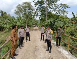 Bersama Pihak  Dinas PUPR OI, Kapolres Ogan Ilir Tinjau Kerusakan Jalan dan Jembatan di Desa Sukananti, Kecamatan Rantau Alai