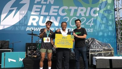 Lima Pengemudi Ojol Prasejahtera Peroleh Motor Listrik di PLN Electric Run 2024