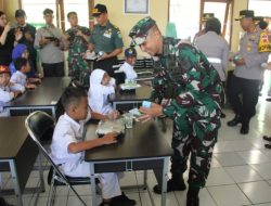 Kenalkan Program Makan Siang Bergizi, Kodim 0610/Sumedang dan Polres Sumedang Ajak 79 Siswa SLB Licin Nikmati Santapan Sehat