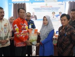 Pemkab OKI Salurkan Bansos CSR Untuk Tekan Kemiskinan Ekstrem