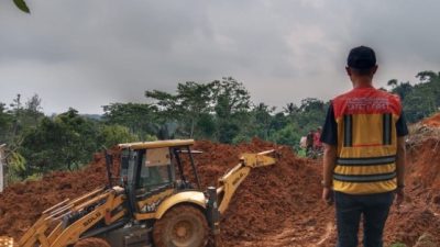 DLH dan DPU Bergerak Cepat Perbaiki Jalan Tertutup Longsor di Jampangkulon