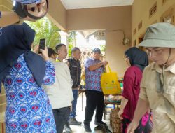 DPPKB Kabupaten Sukabumi dan BKKBN Beri Bansos untuk Ibu Hamil dan Baduta Korban Banjir dan Longsor di Sagaranten